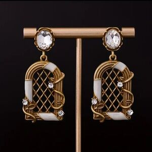 WHITE AND GOLD VINTAGE STYLE STATEMENT WINDOW EARRINGS